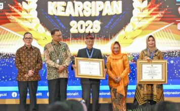 Cak Kartolo Raih Penghargaan dari ANRI untuk Registrasi Memori Kolektif Bangsa Maestro ludruk Surabaya, Cak Kartolo, resmi menerima penghargaan Registrasi Memori Kolektif Bangsa (MKB)