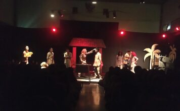 Rayakan dua dekade, Teater Ambigu SMAN 1 Sidoarjo (Smanisda) sukses pentaskan drama kolosal 'Bidas' bertema lingkungan yang memukau ratusan siswa.