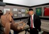 Wali Kota Surabaya Eri Cahyadi mengultimatum camat dan lurah agar lebih responsif melayani warga. Pejabat yang terbukti lalai terancam dicopot setelah evaluasi Inspektorat.