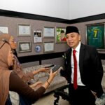 Wali Kota Surabaya Eri Cahyadi mengultimatum camat dan lurah agar lebih responsif melayani warga. Pejabat yang terbukti lalai terancam dicopot setelah evaluasi Inspektorat.