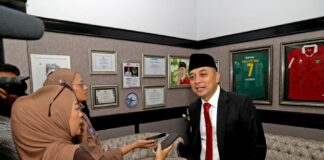 Wali Kota Surabaya Eri Cahyadi mengultimatum camat dan lurah agar lebih responsif melayani warga. Pejabat yang terbukti lalai terancam dicopot setelah evaluasi Inspektorat.