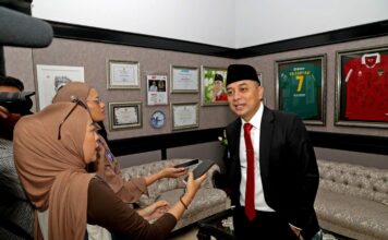 Wali Kota Surabaya Eri Cahyadi mengultimatum camat dan lurah agar lebih responsif melayani warga. Pejabat yang terbukti lalai terancam dicopot setelah evaluasi Inspektorat.