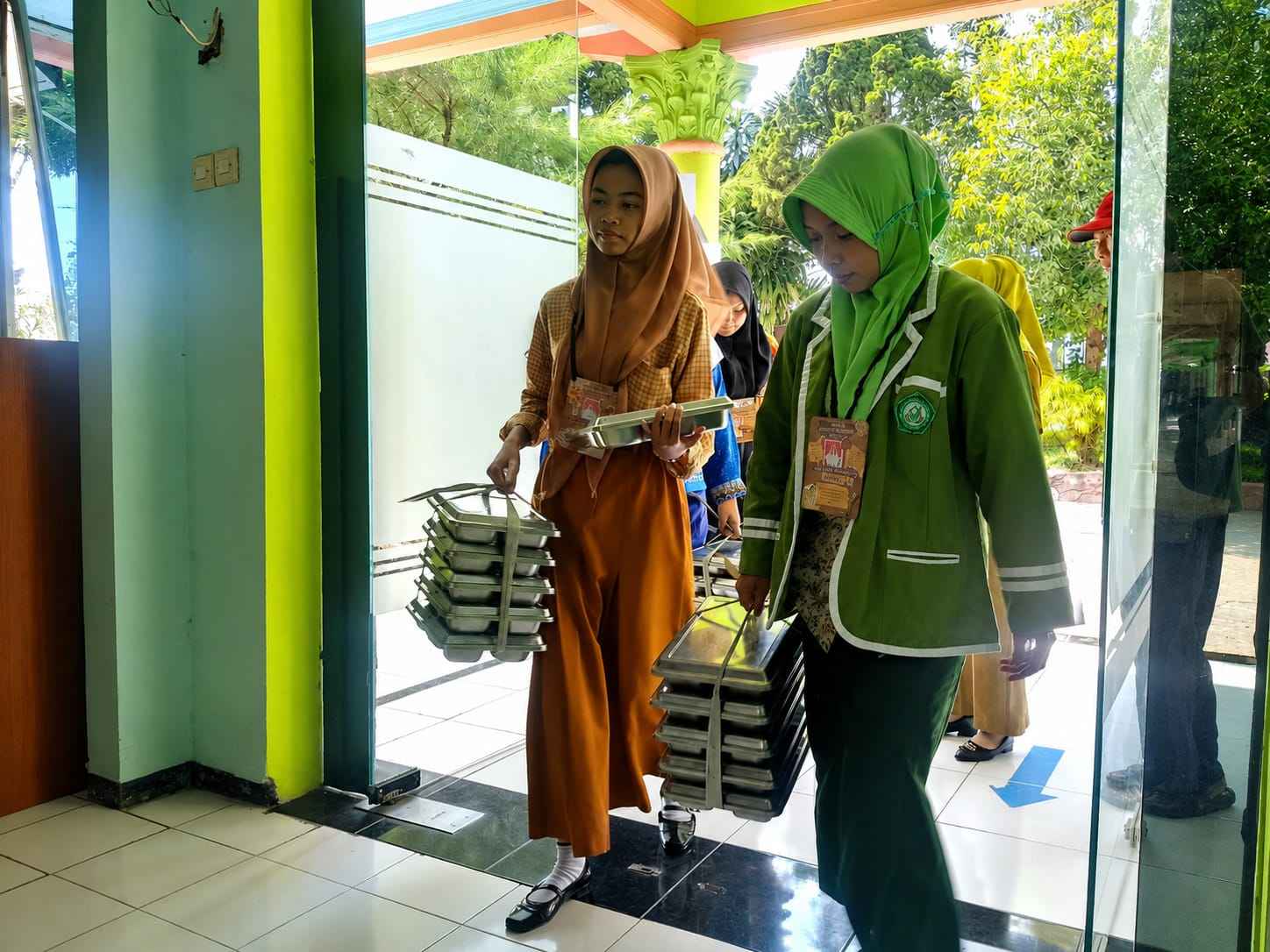 Saat pembagian MBG di SMAN 1 Kutorejo, Kabupaten Mojokerto.
