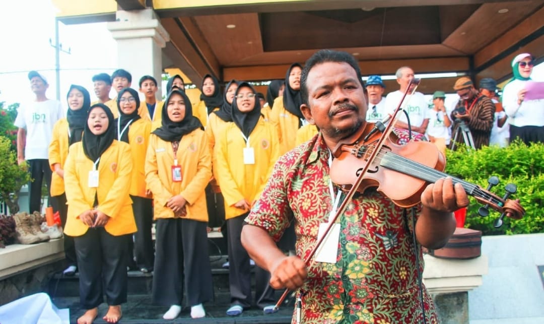 DPRD Surabaya mengusulkan lagu Indonesia Raya diputar serentak setiap pukul 10.00 WIB di ruang publik untuk memperkuat nasionalisme dan persatuan.