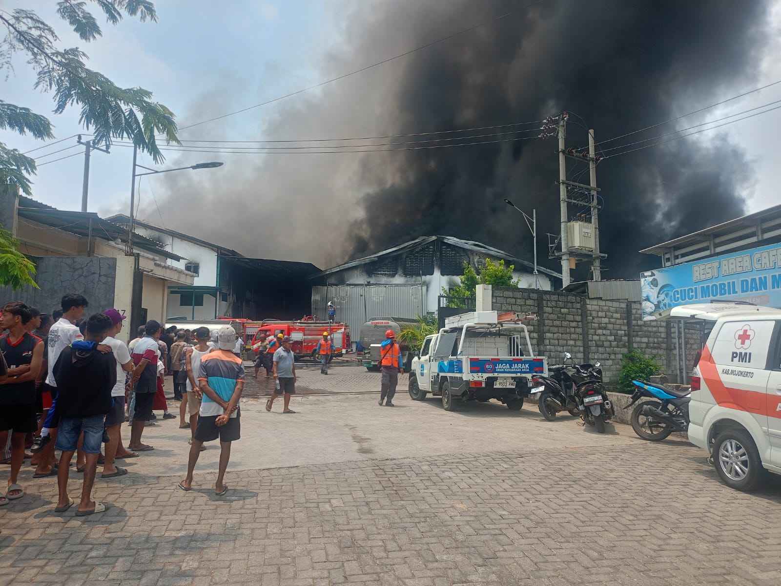 Kebakaran melanda pabrik produksi sepatu PT Comex di Dlanggu, Kabupaten Mojokerto, Kamis (17/9/2026) sekitar pukul 09.20 WIB.