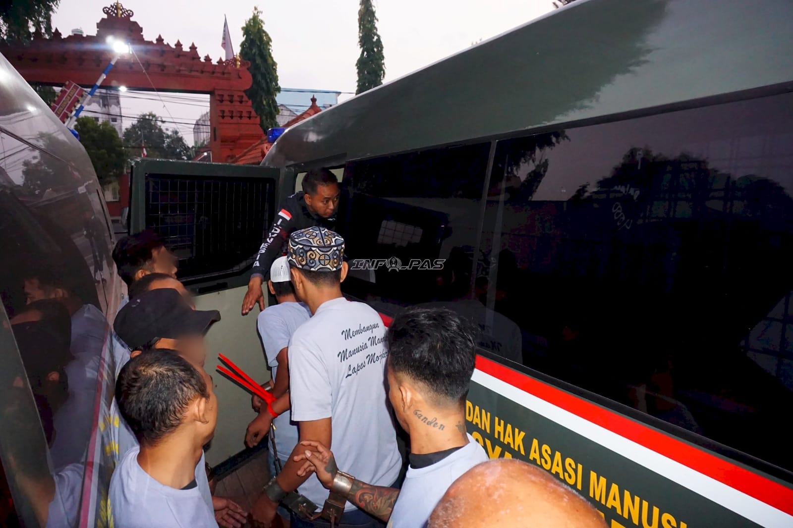 Proses pemindahan napi mendapat pengawalan dari Polres Mojokerto Kota.