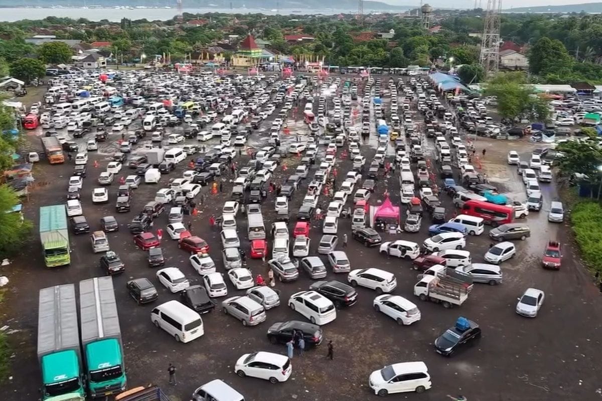 Kemacetan panjang menuju Pelabuhan Gilimanuk, Minggu 15 Maret 2026 mencapai 30 km.