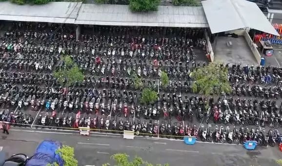 Polrestabes Surabaya pernah menggelar Bazar Ranmor pada Januari 2026 dengan memamerkan lebih dari 1.000 unit sepeda motor barang bukti hasil pengungkapan.