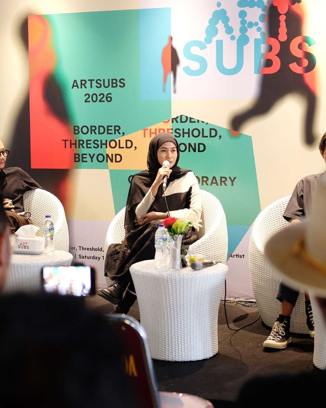 Ufa Faizah, seniman asal Situbondo, meninggalkan dunia hukum untuk menekuni seni lukis. Melalui simbol boneka, ia mengolah luka masa kecil, trauma, dan perjalanan menemukan jati diri.